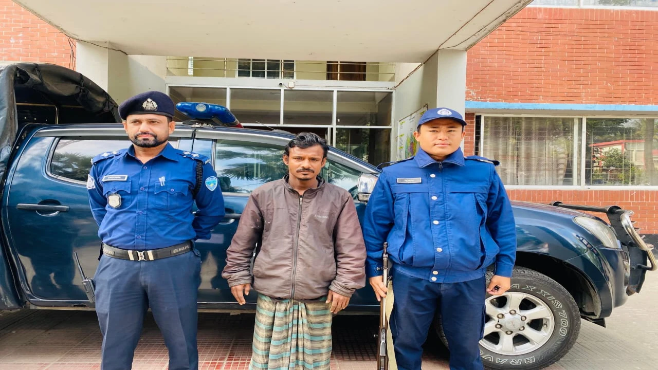 শীতের রাতে রাস্তায় পড়ে থাকা সেই দুই শিশুর বাবা পুলিশি হেফাজতে