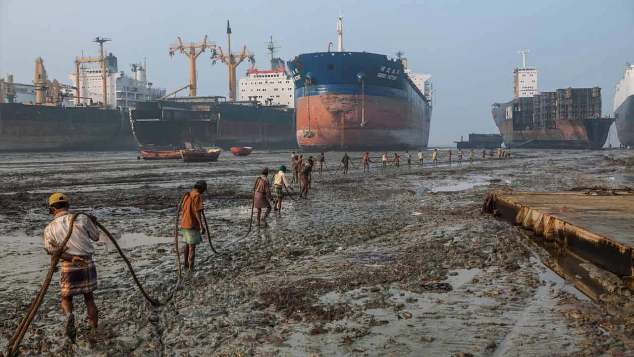 জাহাজভাঙা শিল্প:  দুর্ঘটনার ভারে বিপন্ন শ্রমিকদের জীবন, প্রশ্নের মুখে ‘গ্রিন ইয়ার্ড’