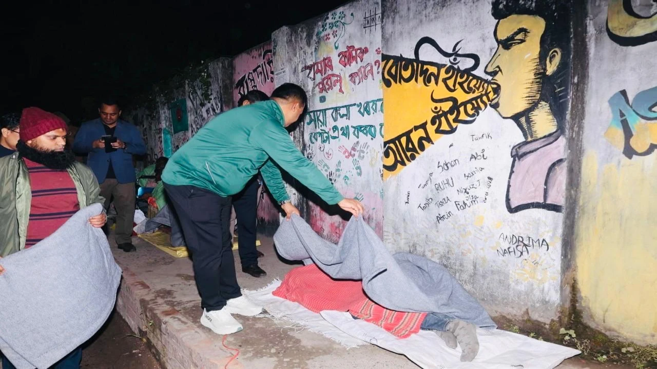 কনকনে শীতে ঘুমন্ত মানুষের গায়ে কম্বল জড়িয়ে দিলেন ডিসি