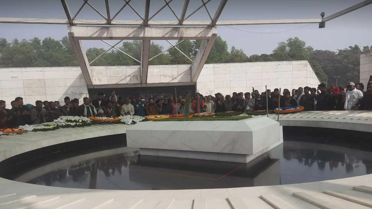 খালেদা জিয়ার কবর জিয়ারত করতে নেতাকর্মীদের ভিড়