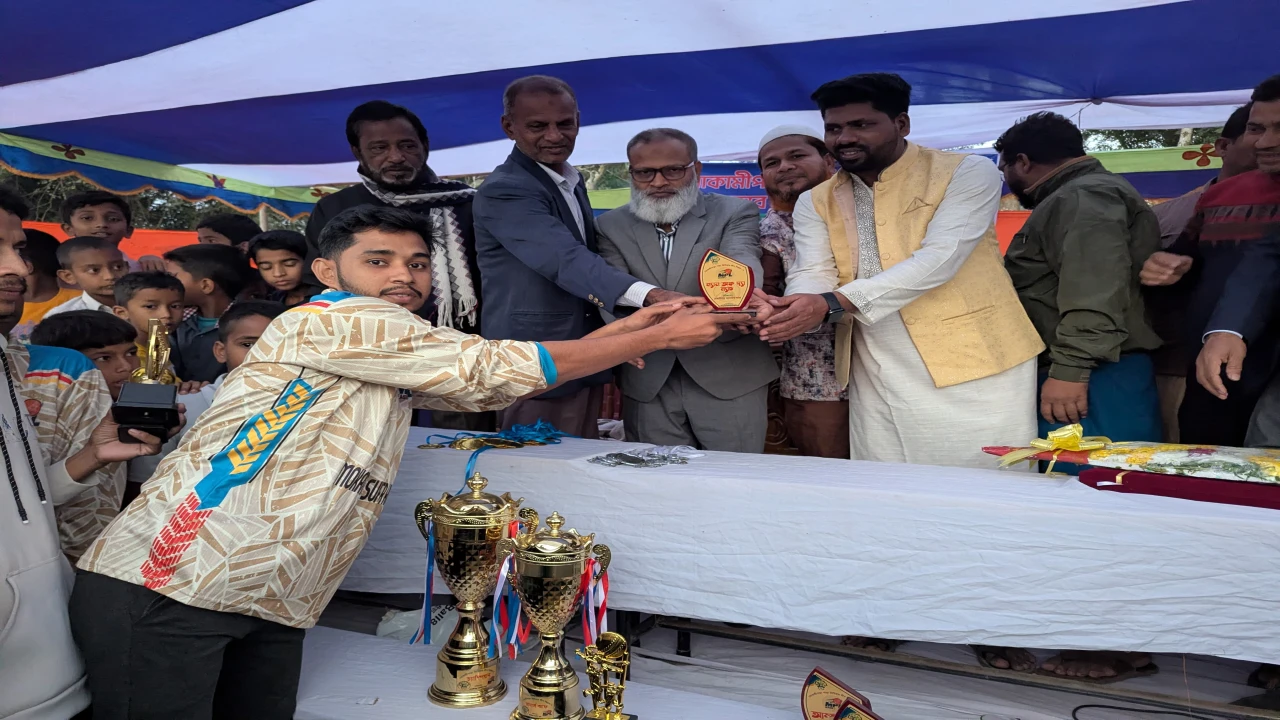 ছাত্রদের সুস্থতার জন্য নিয়মিত খেলাধুলা অপরিহার্য: ডা. আমজাদ
