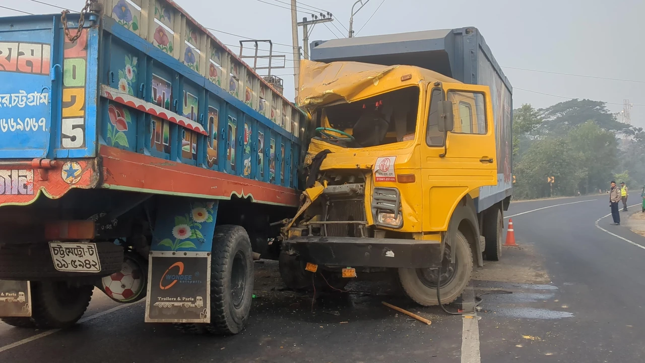চট্টগ্রামে কাভার্ডভ্যান-ট্রাকের মুখোমুখি সংঘর্ষ