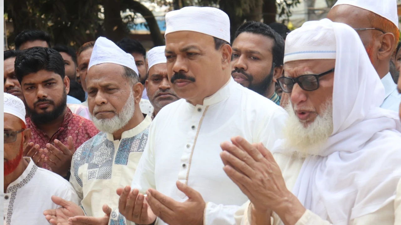 সীতাকুণ্ডে জেয়ারতের মধ্য দিয়ে প্রচারণা শুরু করলেন আসলাম চৌধুরী