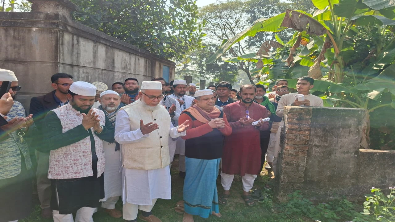 ফটিকছড়িতে নিহত নেতাকর্মীদের কবর জিয়ারত করে ভোটের মাঠে অধ্যক্ষ নুরুল আমিন