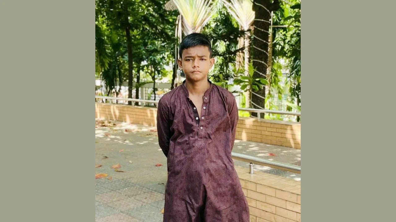 ভিডিও ধারণ করার সময় সড়কে পড়ে গিয়ে কিশোরের মৃত্যু