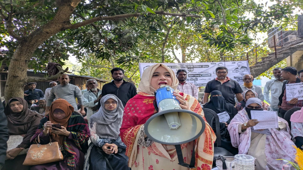 চট্টগ্রামে নির্বাচনী প্রচারে মাঠে প্রার্থীদের মা ও স্ত্রী-সন্তান