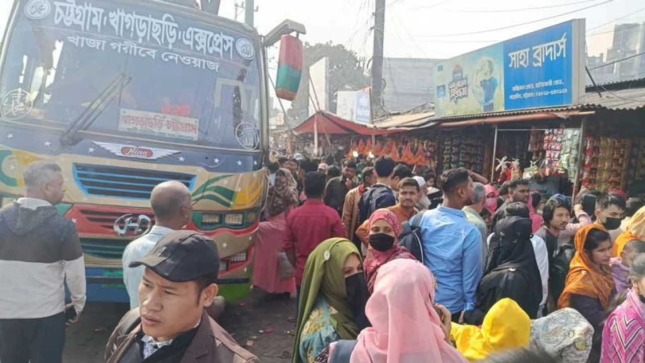 উৎসবমুখর পরিবেশে বাসে-ট্রেনে ভোটযাত্রা