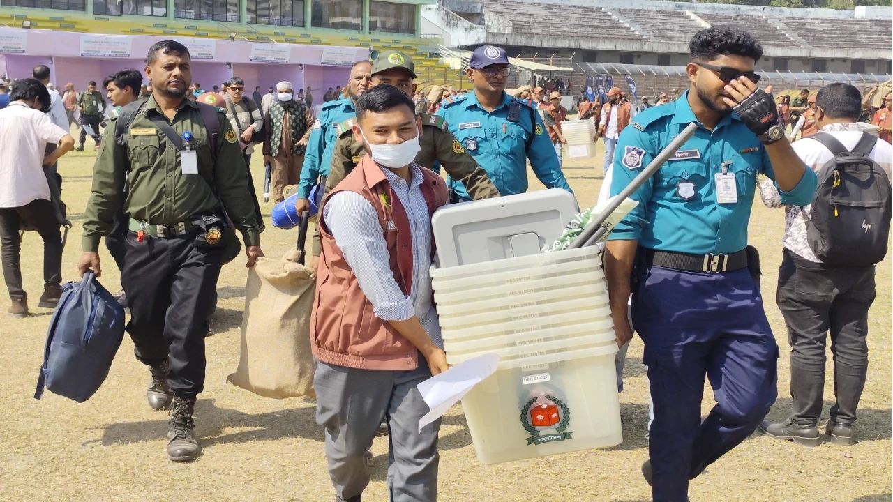 চট্টগ্রামে ভোটের প্রস্তুতি সম্পন্ন, সরঞ্জাম পাঠানো হচ্ছে কেন্দ্রে