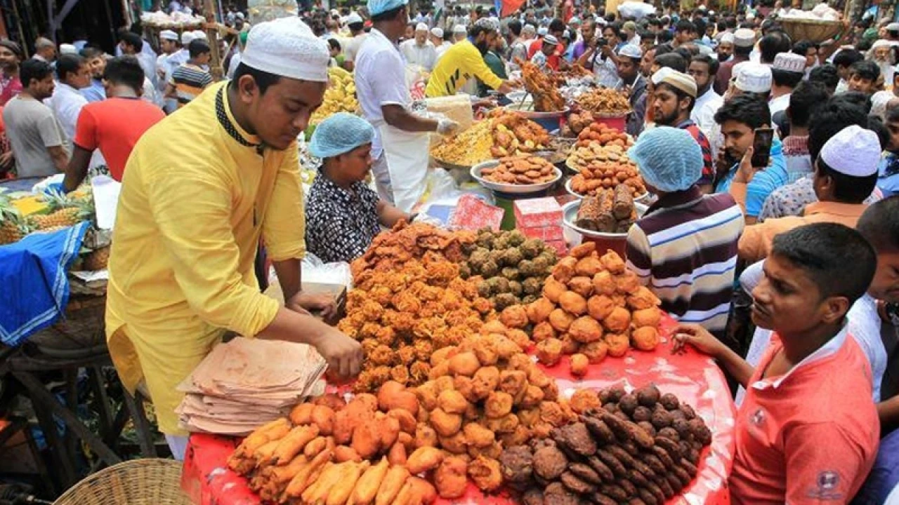 প্রথম রোজাতেই জমে উঠেছে চট্টগ্রামের ইফতার বাজার...