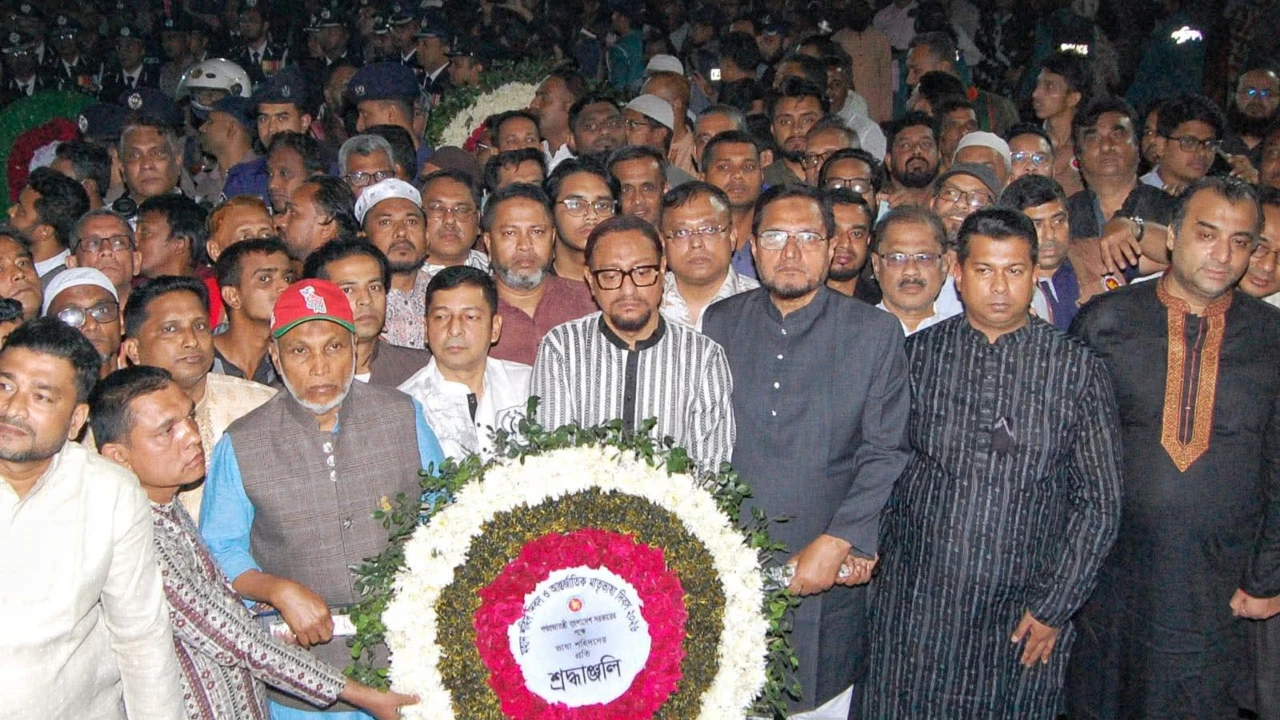 প্রথম প্রহরে চট্টগ্রামে ভাষা শহীদদের প্রতি শ্রদ্ধা...