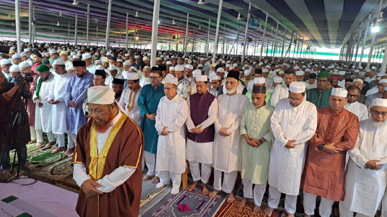চট্টগ্রামে উৎসবমুখর পরিবেশে ঈদুল ফিতরের নামাজ অনুষ্ঠিত, মুসলিম উম্মাহর জন্য দোয়া