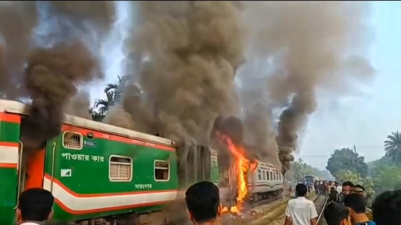 চট্টগ্রাম থেকে ঢাকাগামী চট্টলা এক্সপ্রেস ট্রেনে আগুন