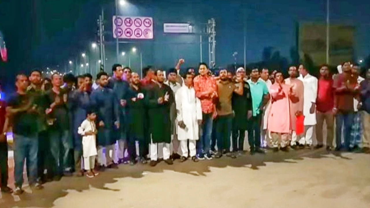 আনোয়ারায় আওয়ামীলীগ নেতাদের গ্রেফতারের দাবিতে বিক্ষোভ