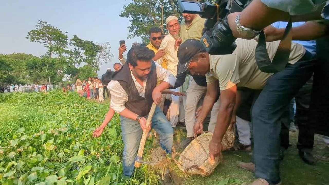 নিজ হাতে খাল খননের মাটি কাটলেন হুমাম কাদের
