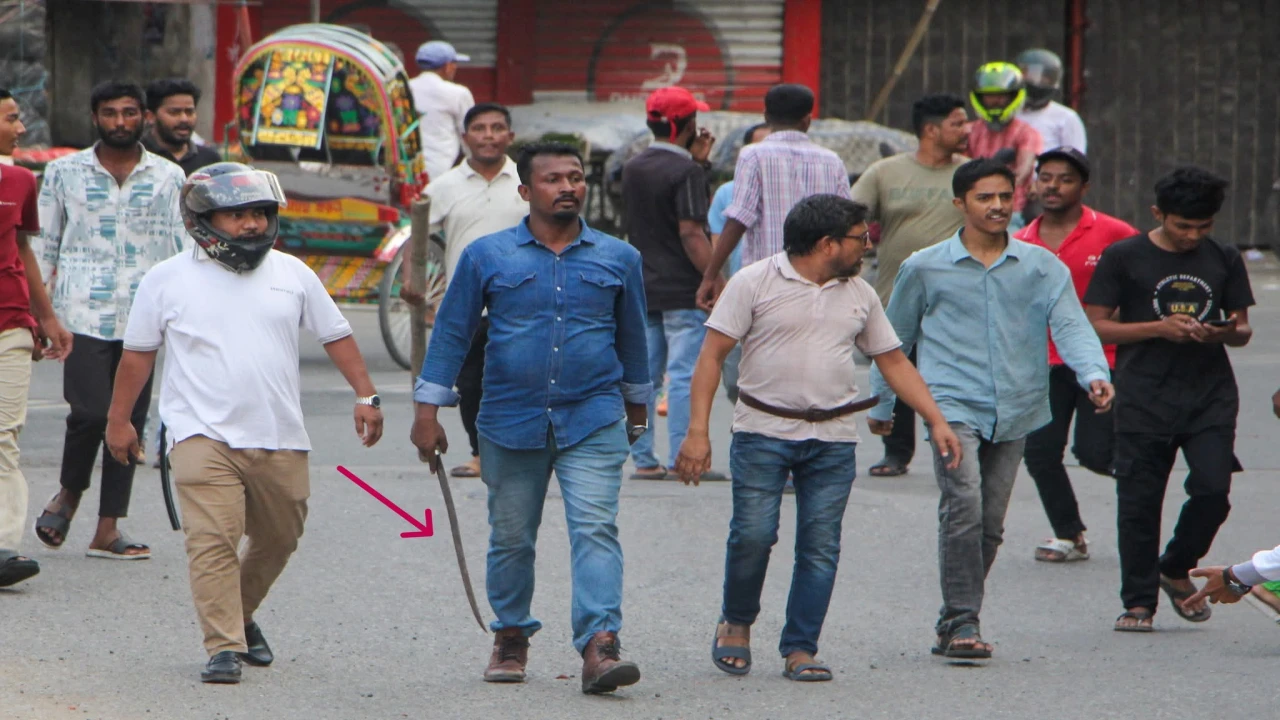 ছাত্রদল-শিবির সংঘর্ষ: হেলমেট মাথায় আর ধারালো অস্ত্র হাতে ওরা কারা