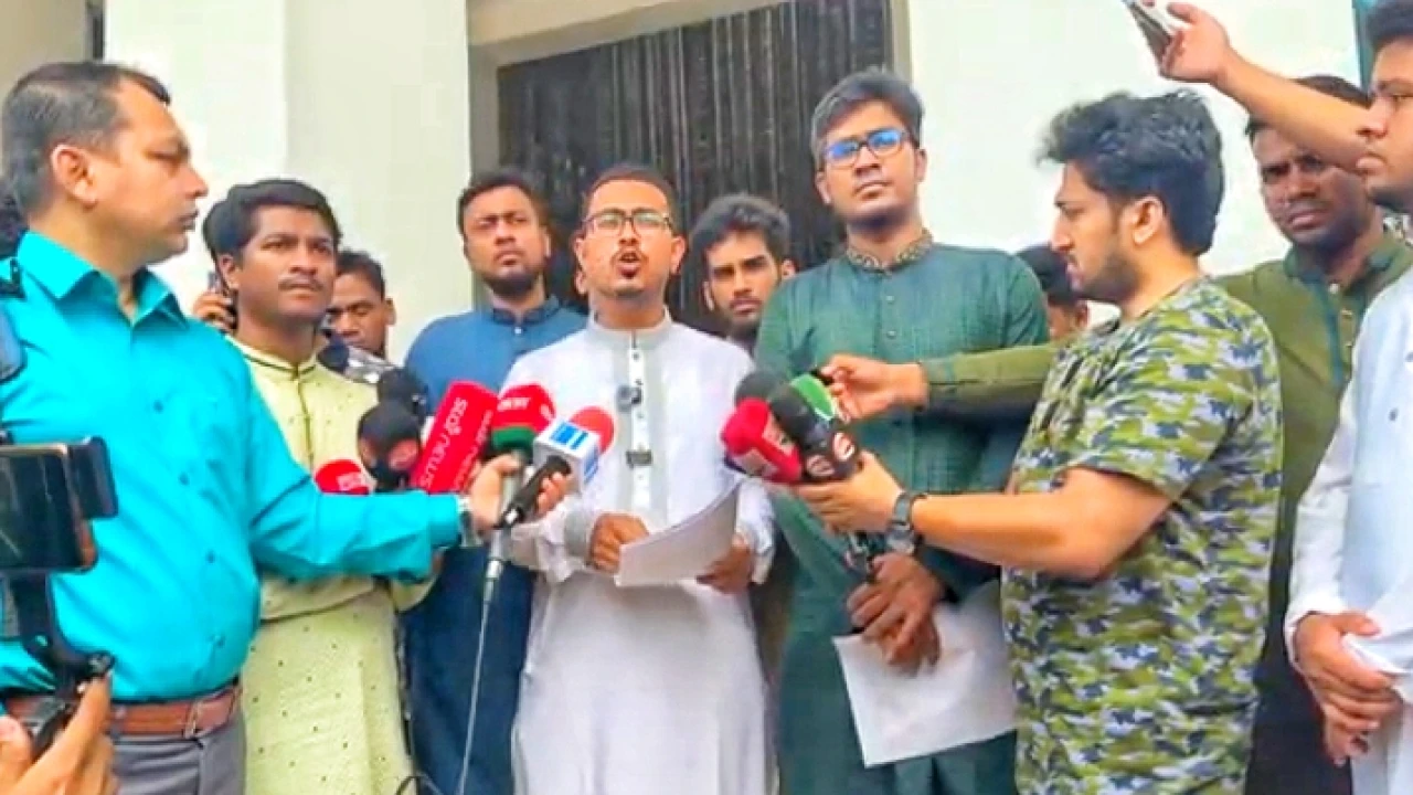 ছাত্রদল প্রকাশ্যে রাজনীতি বলতে চাপাতি দিয়ে কোপানোকে বুঝে - ডাকসু ভিপি