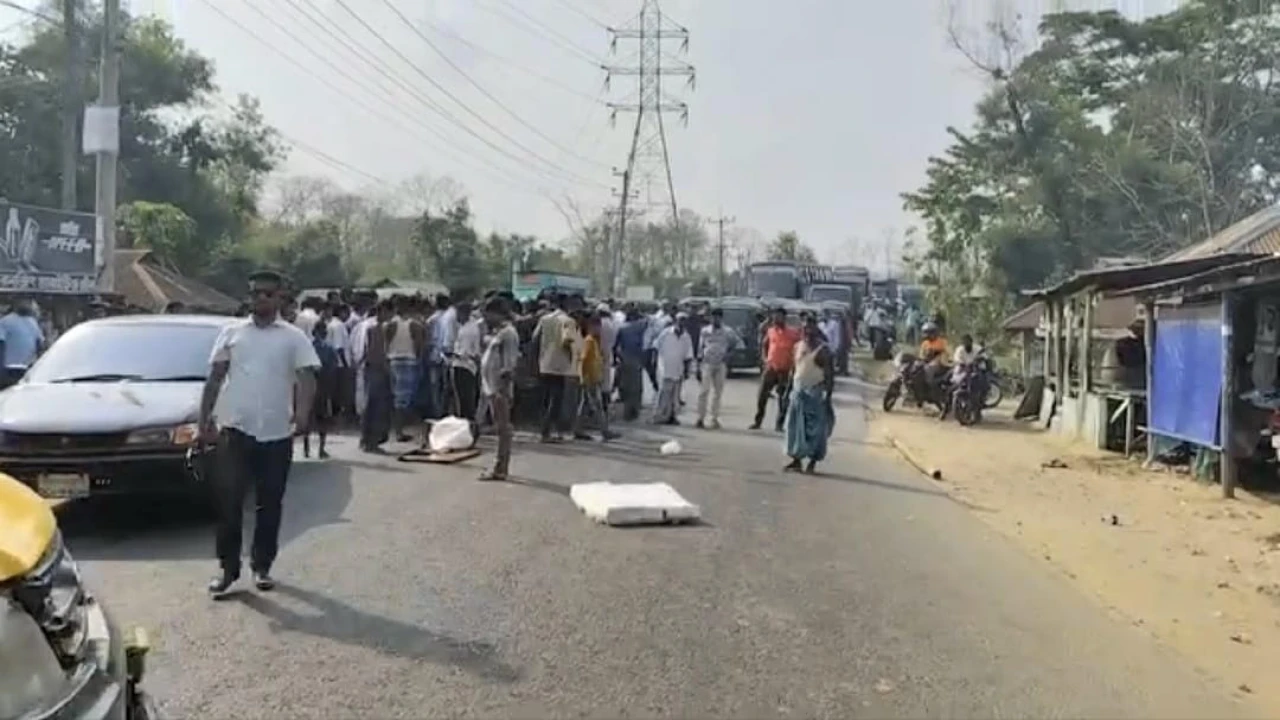মীরসরাইয়ে হামলায় আহত ছাত্রদল নেতার মৃত্যু, প্রতিবাদে সড়ক অবরোধ ও আগুন