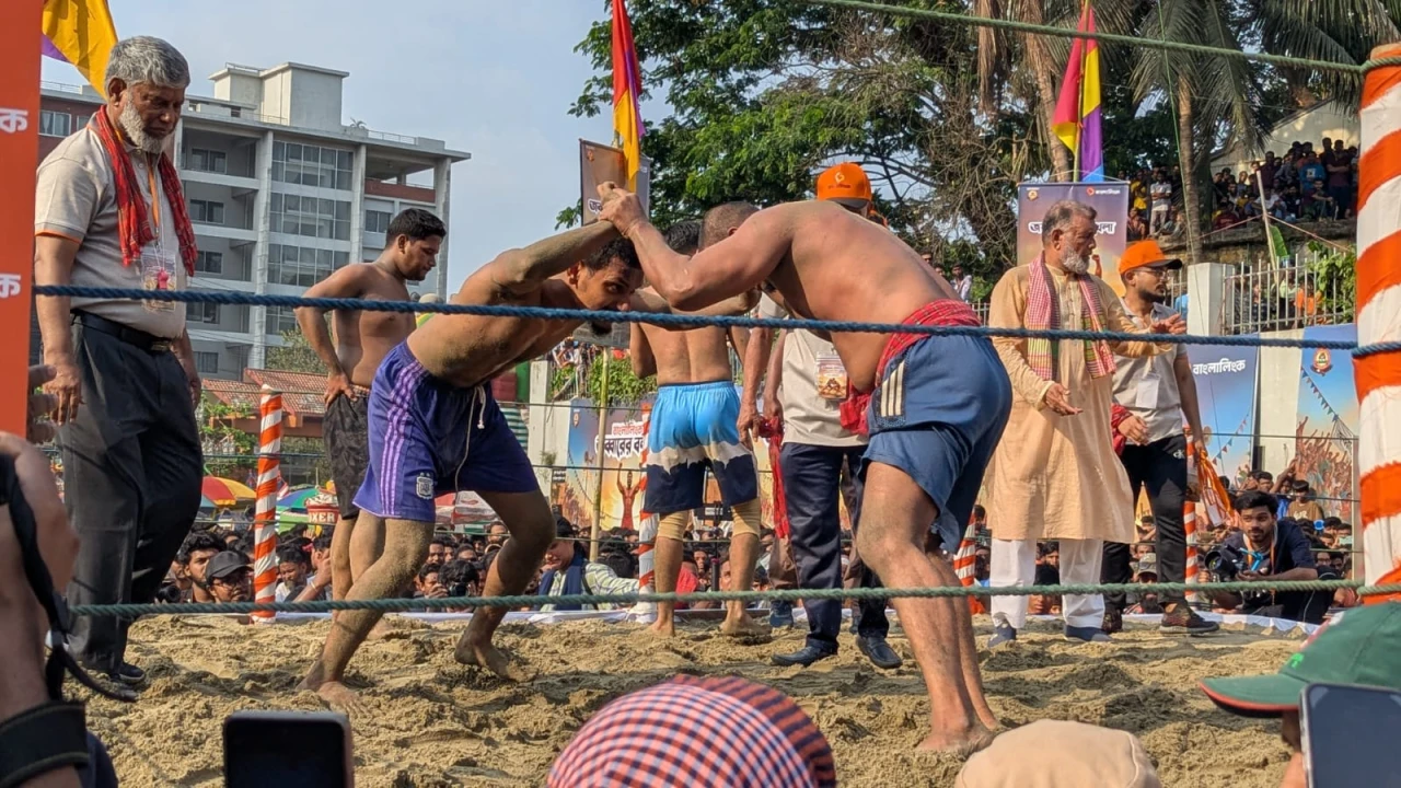 লালদীঘি ময়দানে ১০৮ বলীর লড়াই শুরু