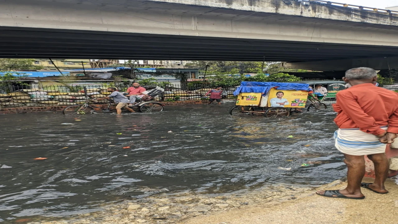 বৃষ্টিতে ডুবল চট্টগ্রাম, চলাচলে দুর্ভোগ