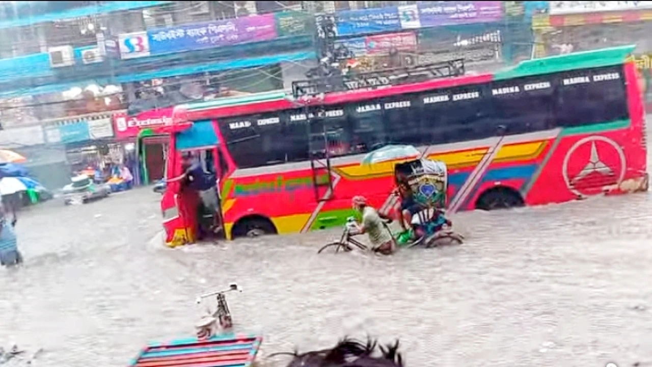 চট্টগ্রামে মৌসুমের প্রথম ভারী বৃষ্টি, হাঁটু থেকে কোমর পানিতে তলিয়ে গেছে নিন্মাঞ্চল