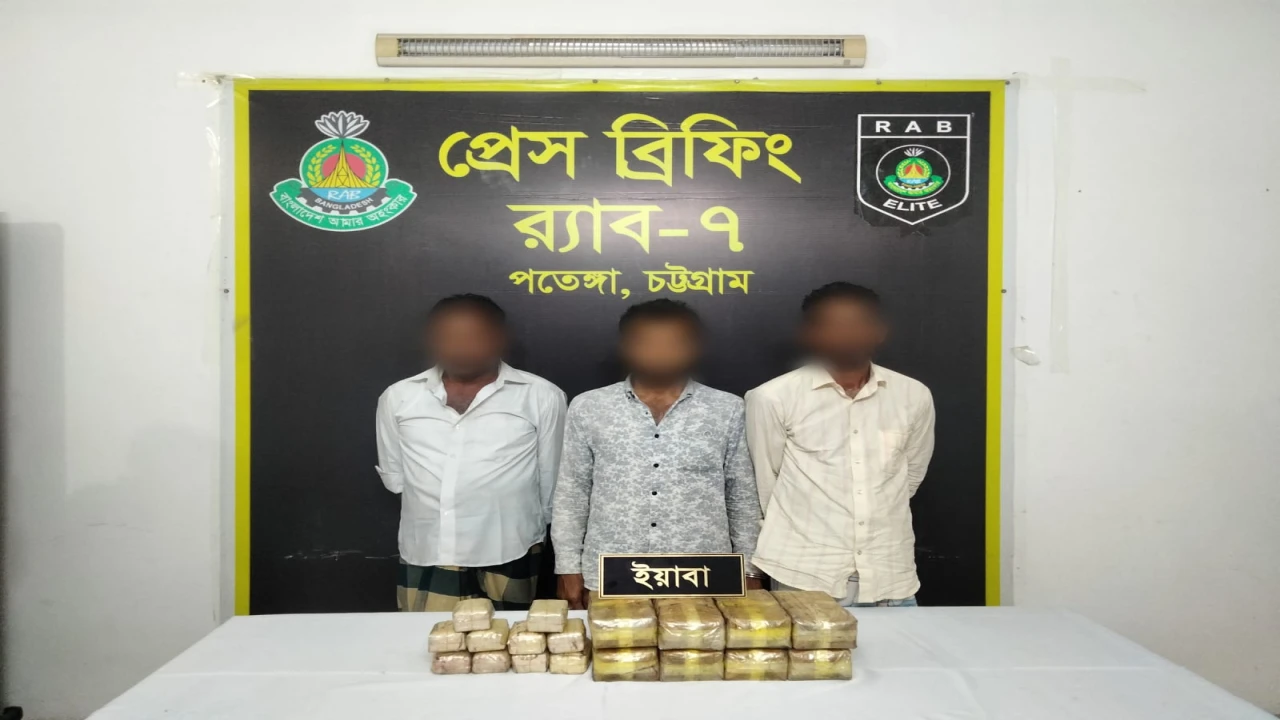 বাঁশখালীতে র‍্যাবের অভিযানে ১ লাখ ইয়াবাসহ ৩ মাদক কারবারি আটক