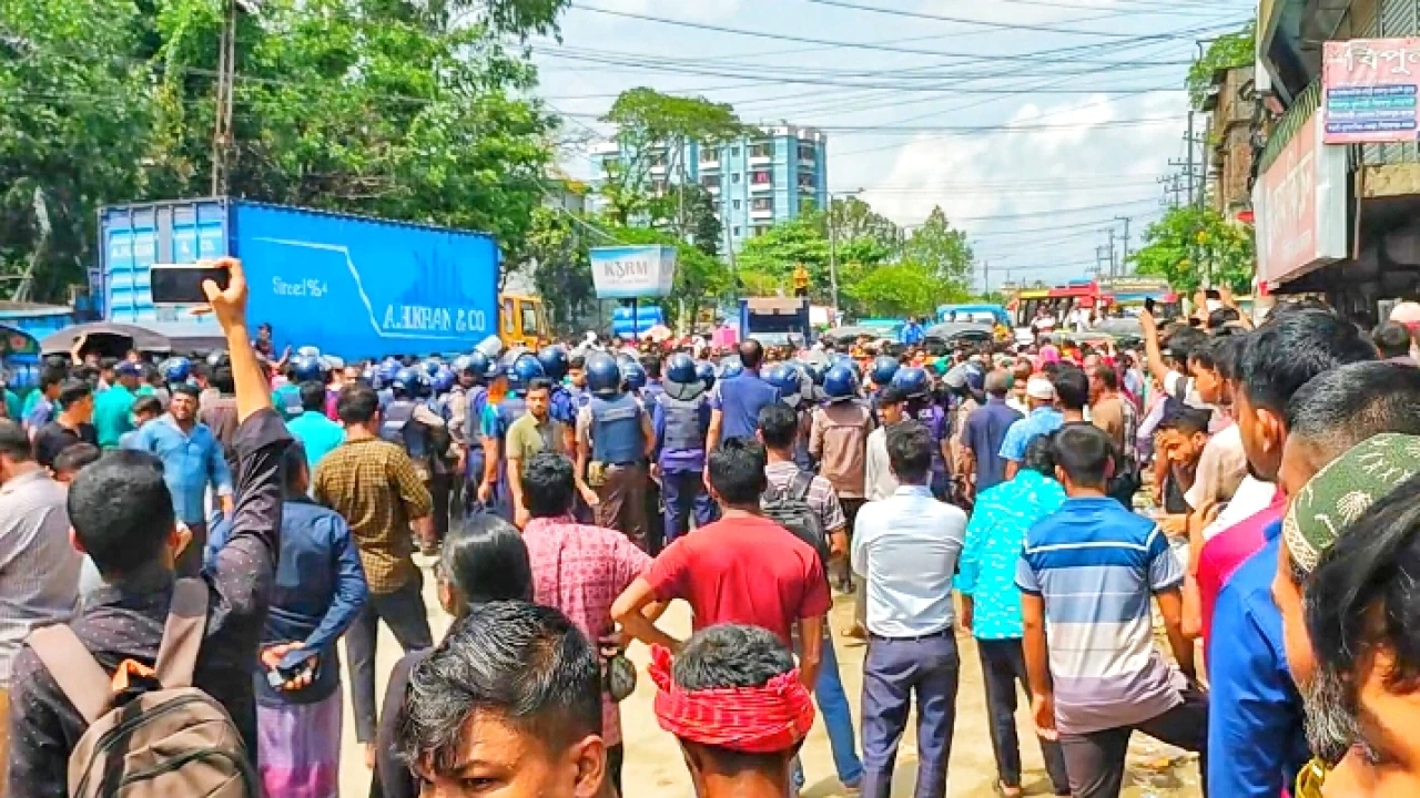 চট্টগ্রামে বকেয়া বেতনের দাবিতে সিএন্ডবি এলাকায় গার্মেন্টস শ্রমিকদের সড়ক অবরোধ