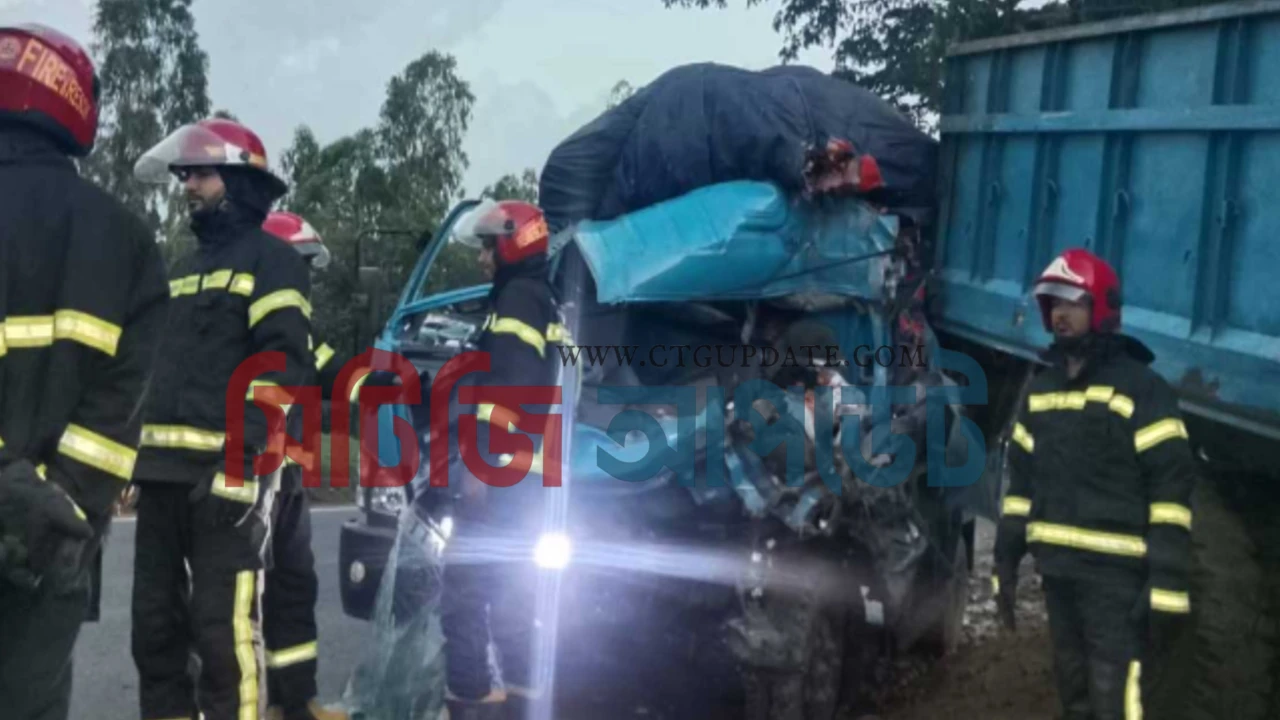 মিরসরাইয়ে দাঁড়িয়ে থাকা ট্রাকে আরেকটির ধাক্কায় হেলপ...