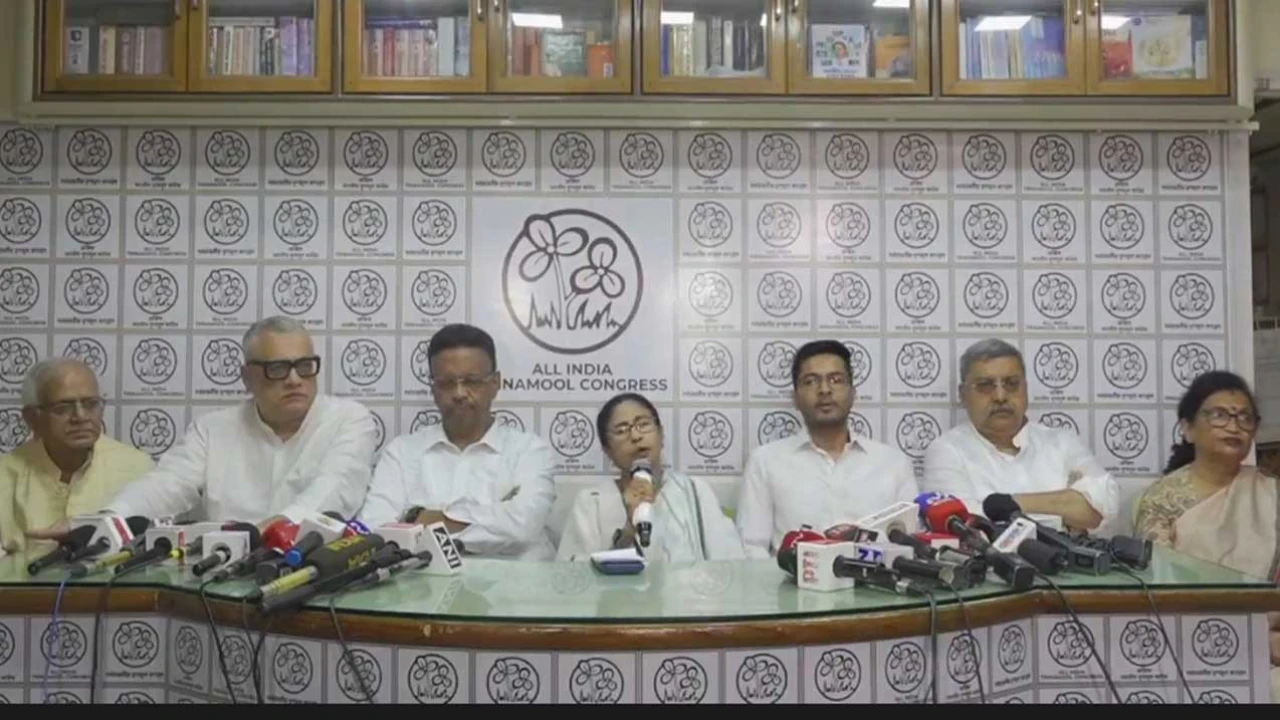 মুখ্যমন্ত্রীর পদে বহাল থাকার ঘোষণা মমতার