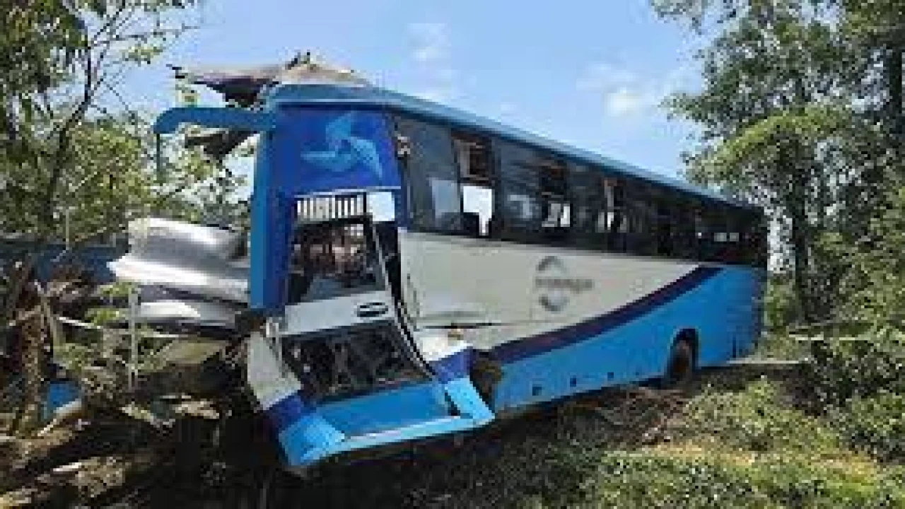 লোহাগাড়ায় দুই বাসের মুখোমুখি সংঘর্ষে নিহত ৪
