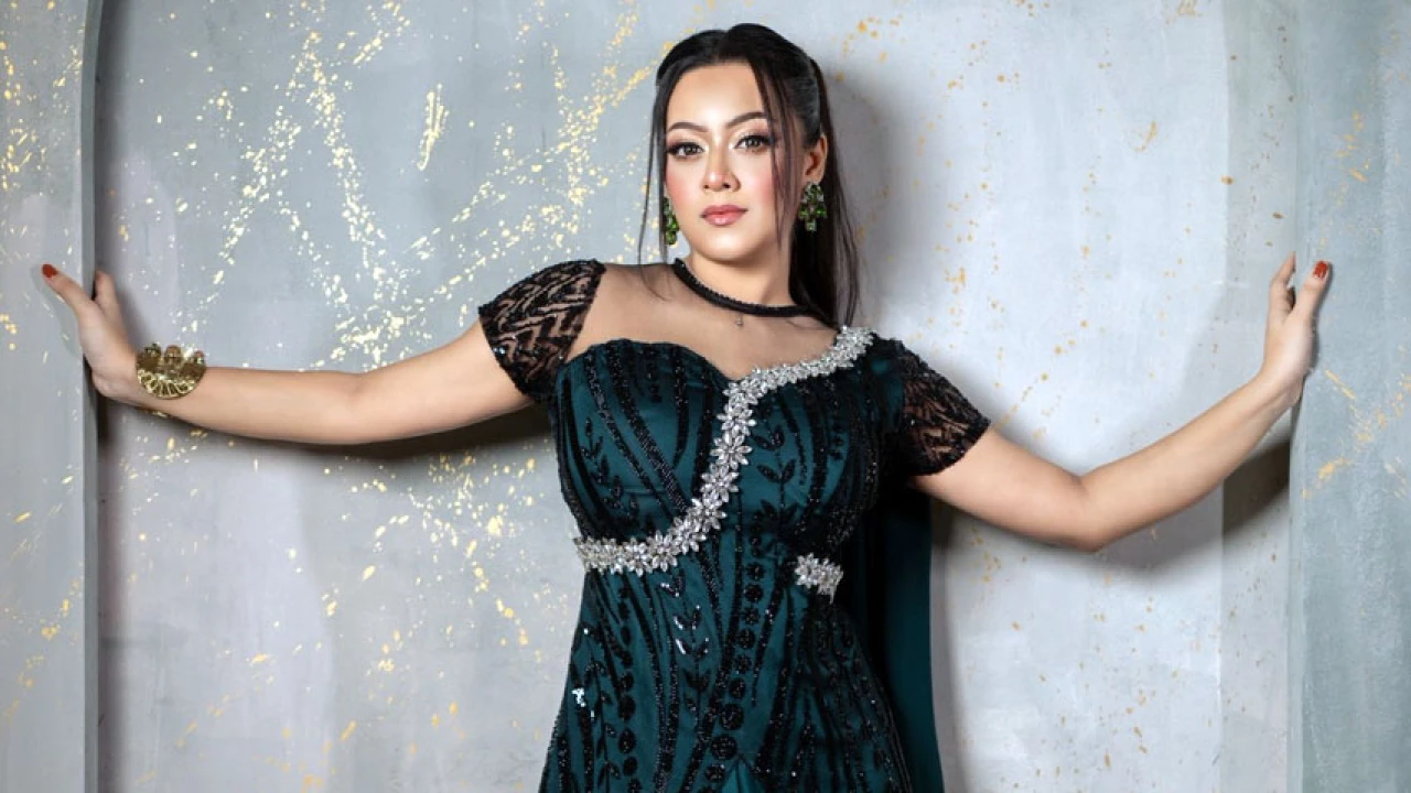সবুজ গাউনে নজর কাড়লেন দীঘি