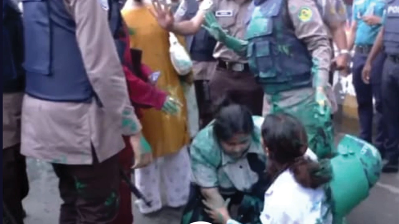 চট্টগ্রামে গ্রাফিতি আঁকতে আসা এনসিপিকর্মীদের সঙ্গে পুলিশের ধস্তাধস্তি
