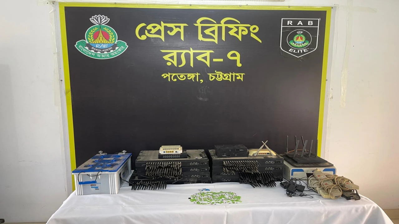 চট্টগ্রামে র‌্যাবের অভিযানে অবৈধ বিপুল পরিমান ভিওআইপি সরঞ্জাম উদ্ধার