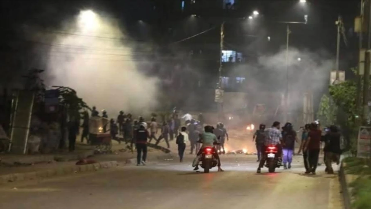 চট্টগ্রামের বাকলিয়ায় শিশু ধর্ষণকারীকে গণপিটুনির চেষ্টা,পুলিশ-জনতা দফায় দফায় সংঘর্ষ,আহত২০