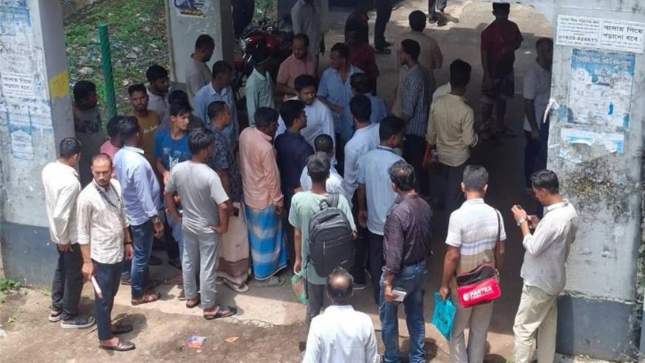 কক্সবাজার আদালত এলাকায় বিএনপি নেতাকে লক্ষ্য করে গু...