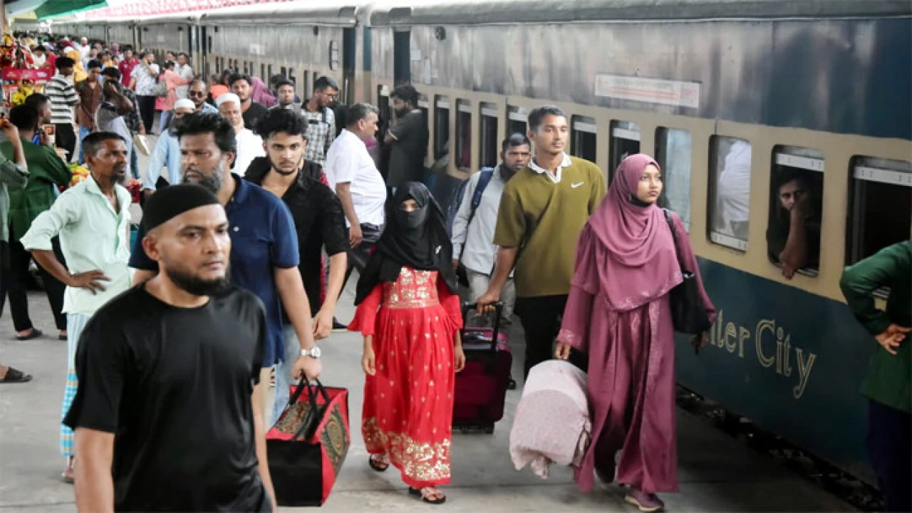 চট্টগ্রামে ঈদযাত্রায় মানুষের ঢল,ট্রেনে অতিরিক্ত বগ...