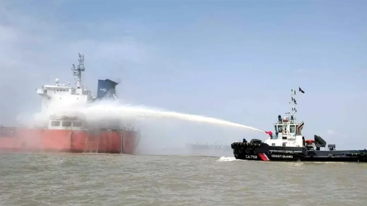 চট্টগ্রাম বন্দরের বহির্নোঙরে জাহাজে আগুন,কোস্টগার্ড-নৌবাহিনীর যৌথ প্রচেষ্টায় নিয়ন্ত্রণে