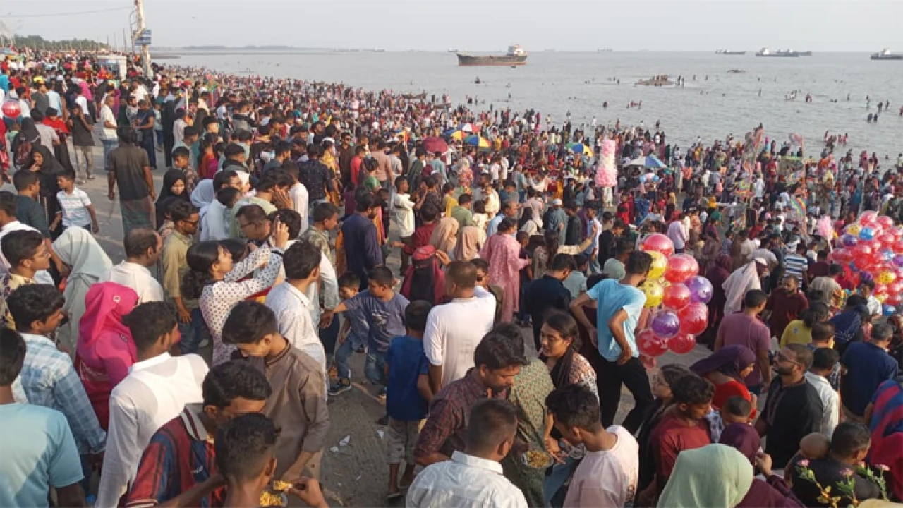 চট্টগ্রামের সৈকত ও বিনোদন কেন্দ্রগুলেতে পর্যটকদের ভিড়