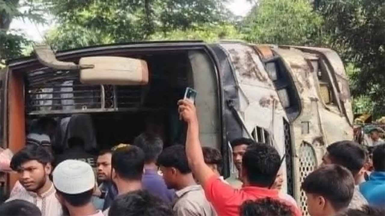 চট্টগ্রাম-কক্সবাজার মহাসড়কে বাস দুর্ঘটনা, লোহাগাড়া...