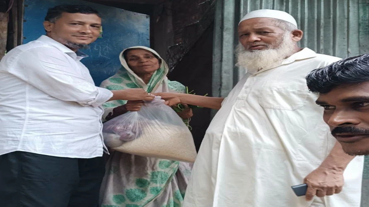 আনোয়ারায় পানিবন্দি মানুষের পাশে ত্রাণ নিয়ে বিএনপি নেতা শহীদুল আলম