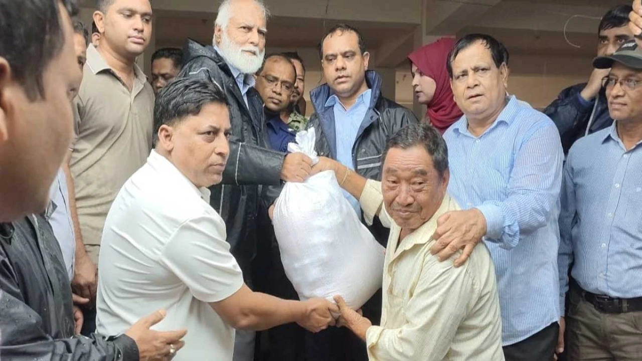 বন্যা মোকাবেলা ও পাহাড় পাদদেশের বাসিন্দাদের পুনর্বাসনে  সরকার আন্তরিকভাবে কাজ করছে: ত্রাণ প্রতিমন্ত্রী