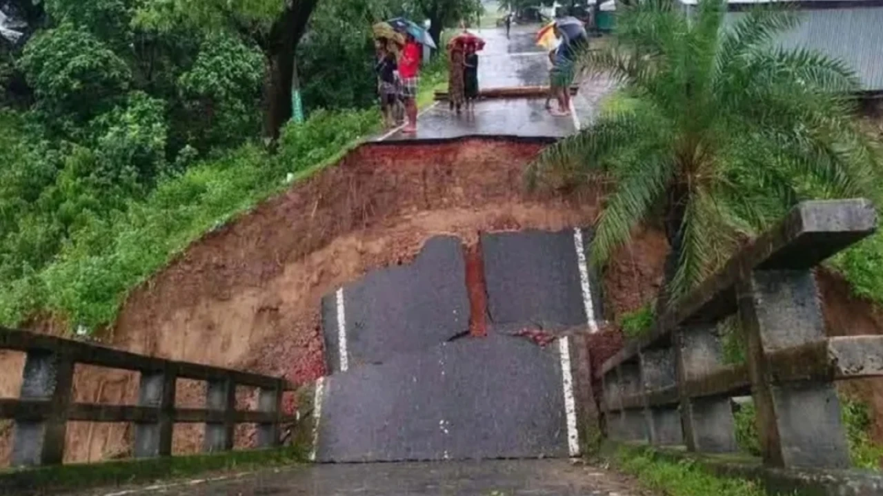 বন্যার স্রোতে রাঙ্গুনিয়ায় সেতু ধস, বান্দরবান-রাঙ্গামাটি সড়কে যান চলাচল বন্ধ