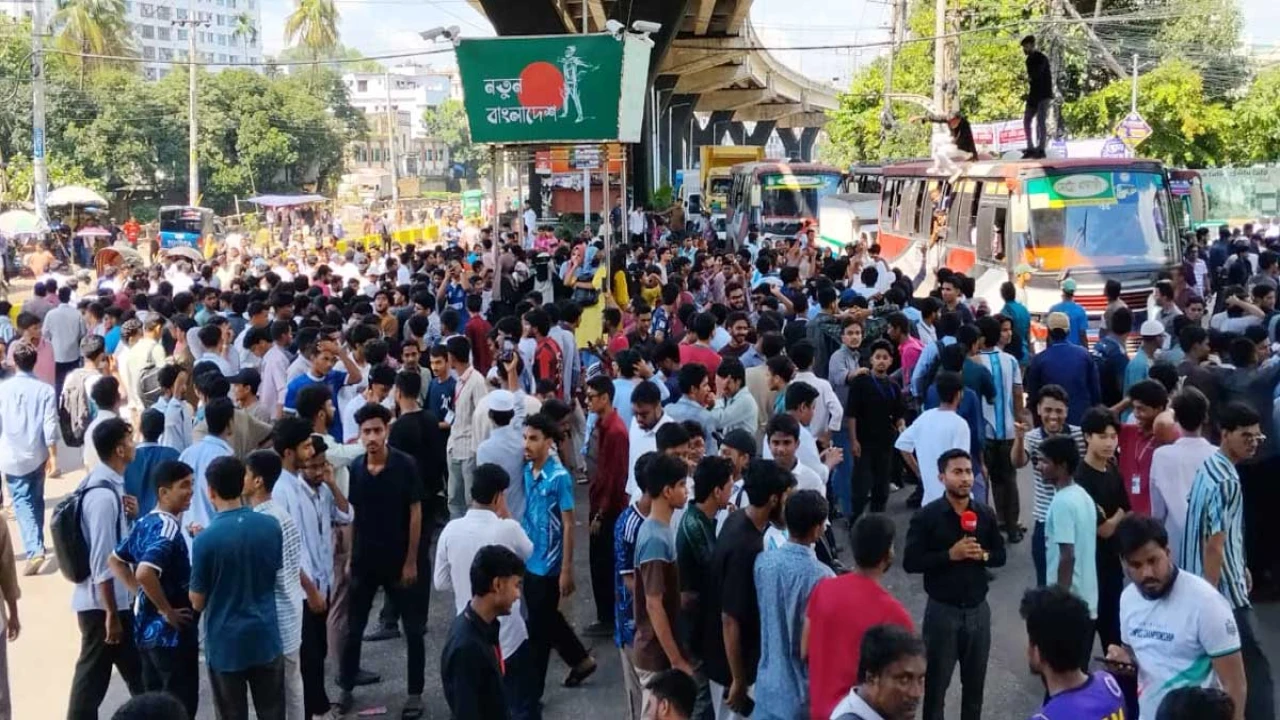 তিন দফা দাবিতে ষোলশহরে সড়ক অবরোধ এইচএসসি পরীক্ষার্থীদের, যান চলাচল ব্যাহত