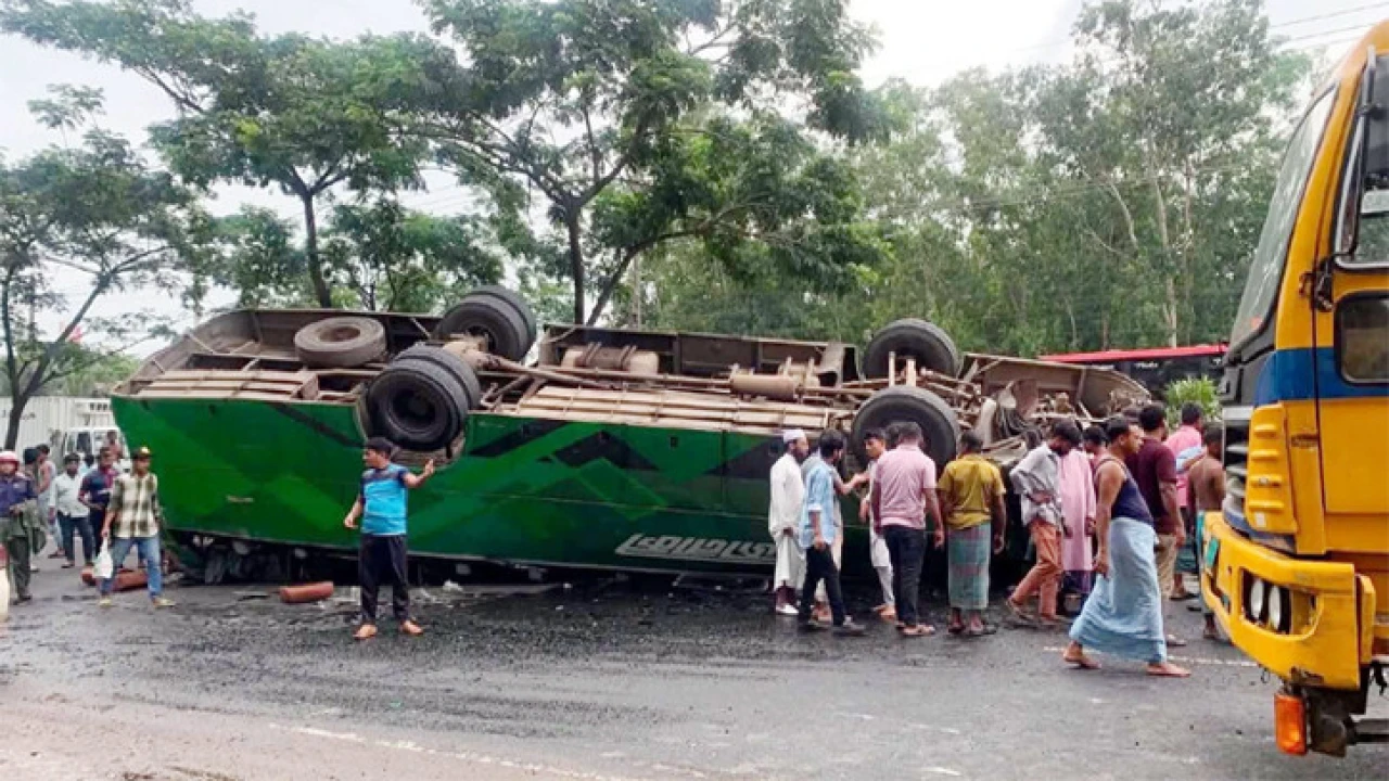 সীতাকুণ্ডে নিয়ন্ত্রণ হারিয়ে বাস উল্টে প্রাণ গেল একজনের
