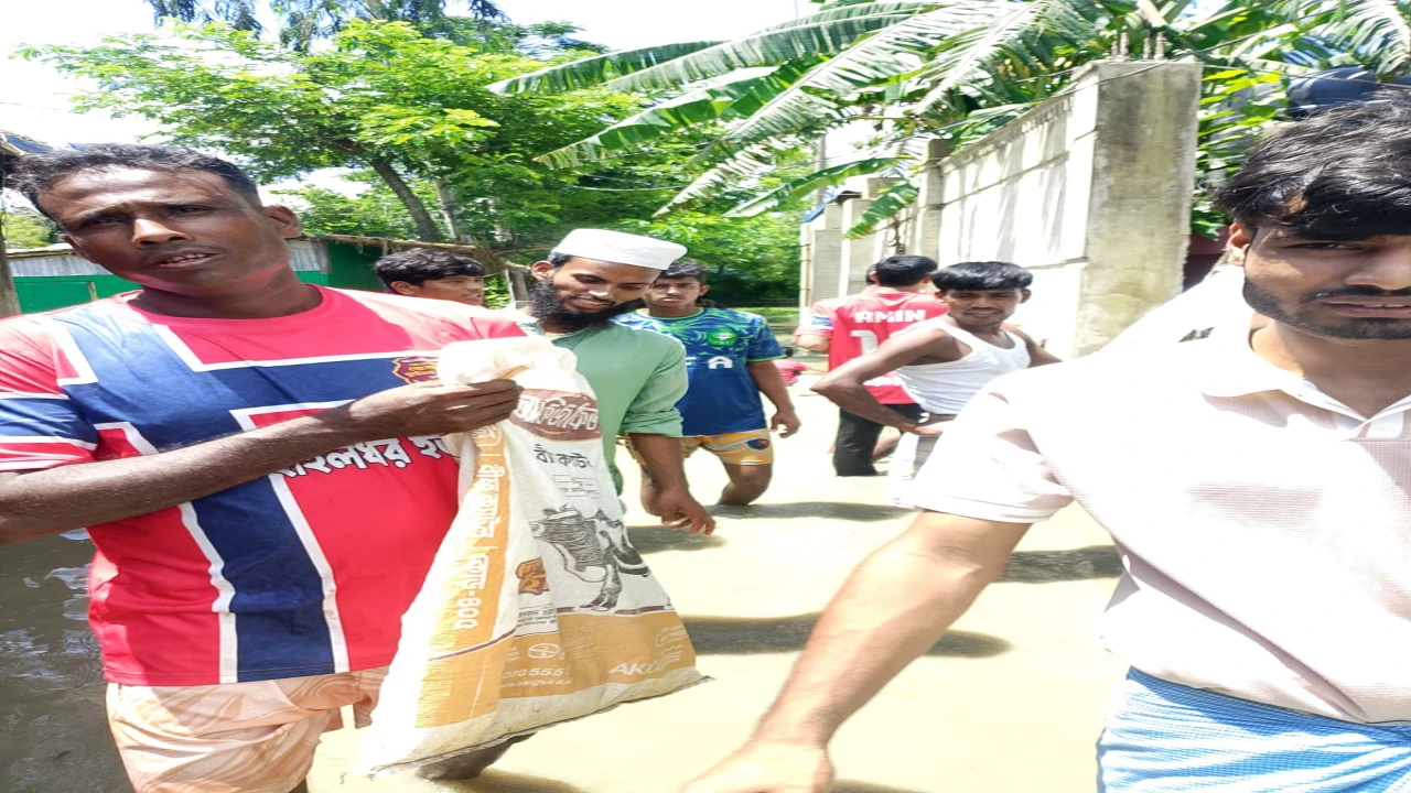 বাঁশখালীর বন্যাদুর্গতদের পাশে হাইলধর ইউনিয়ন ফুটবল একাদশ