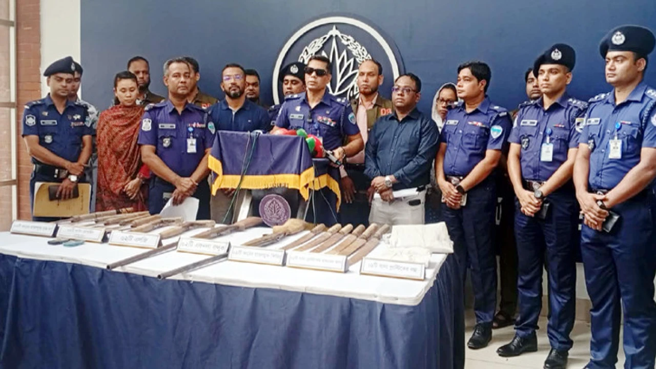 চট্টগ্রামের পটিয়ায় দুর্গম পাহাড়ে ডিবির অভিযান,অস্ত...