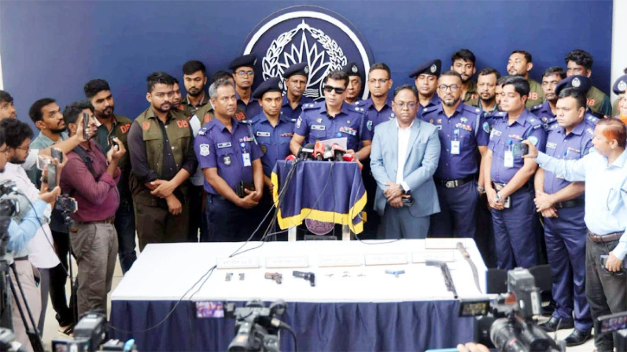 চট্টগ্রামে পুলিশের অভিযান,রায়হানের কিলিং স্কোয়াডের দুই সদস্যসহ ছয়জন গ্রেপ্তার, অস্ত্র উদ্ধার