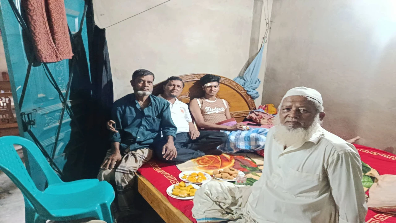 টানেল রোডে দুর্ঘটনায় আহত কলেজছাত্রকে দেখতে গেলেন চেয়ারম্যান প্রার্থী শহীদুল আলম