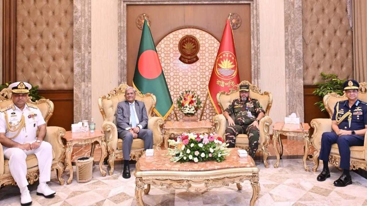 রাষ্ট্রপতির সঙ্গে বঙ্গভবনে তিন বাহিনীর প্রধানের সৌজন্য সাক্ষাৎ