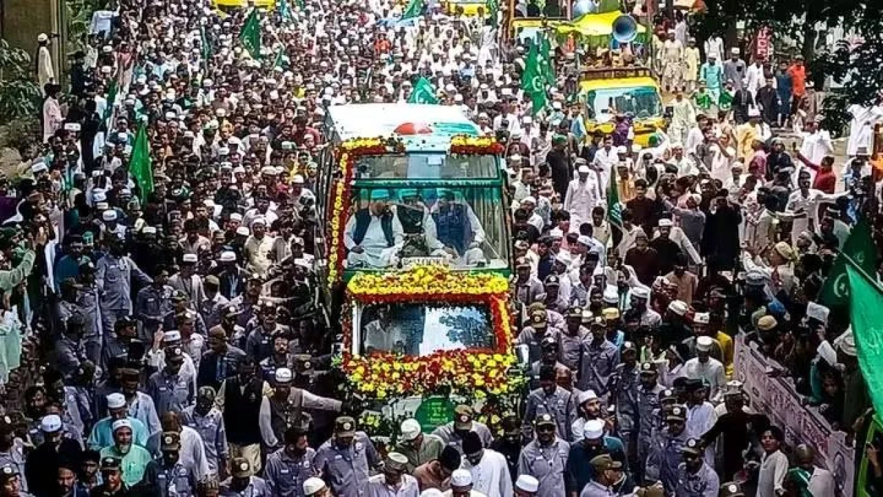 চট্টগ্রামে ঈদে মিলাদুন্নবীর জুলুসে লাখো মানুষের সমাগম