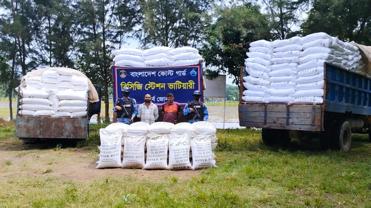 মায়ানমারে পাচারের সময় ৩ ট্রাক ইউরিয়া সারসহ দুইজন আটক